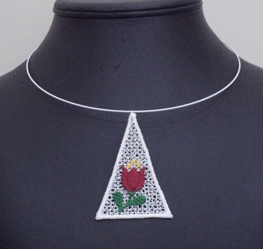 Kalocsai virággal díszített, háromszög alakú, hímzett nyaklánc