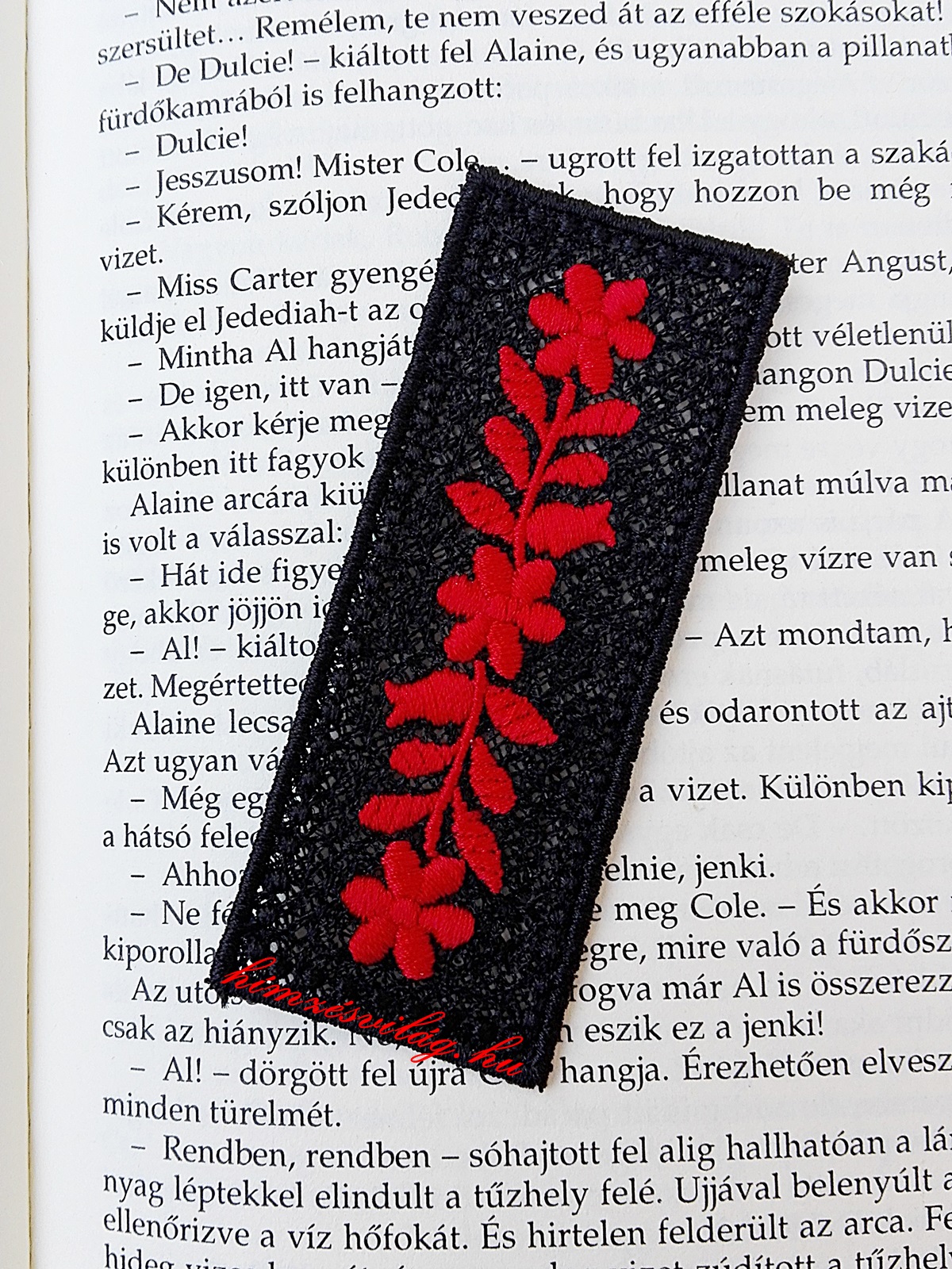 Fekete, kalocsai virágos, csipke hímzett könyvjelző